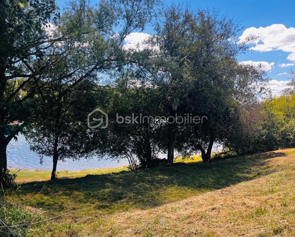 Offrez-vous un véritable coin de paradis au bord du lac de Pareloup.

Situé en première ligne, les pieds dans l’eau, ce terrain de loisirs bénéficie d’un accès direct au lac, d’une vue imprenable sur l’eau et d’un environnement naturel préservé.

En partie ombragé, il offre un cadre idéal pour profiter des beaux jours en toute sérénité. Ici, le calme, la nature et l’accessibilité se conjuguent parfaitement pour créer un lieu unique, propice à la détente, aux loisirs et aux moments partagés en famille ou entre amis.

Les atouts :
* Première ligne sur le lac de Pareloup
* Accès privé au lac
* Vue panoramique exceptionnelle
* Terrain en partie ombragé
* Environnement calme et naturel
* Un emplacement rare et recherché

Les opportunités de ce type sont extrêmement rares sur le lac de Pareloup.

Pour plus d’informations ou organiser une visite, contactez-moi dès maintenant.