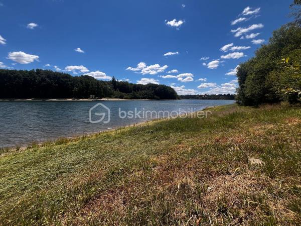Offrez-vous un véritable coin de paradis au bord du lac de Pareloup.

Situé en première ligne, les pieds dans l’eau, ce terrain de loisirs bénéficie d’un accès direct au lac, d’une vue imprenable sur l’eau et d’un environnement naturel préservé.

En partie ombragé, il offre un cadre idéal pour profiter des beaux jours en toute sérénité. Ici, le calme, la nature et l’accessibilité se conjuguent parfaitement pour créer un lieu unique, propice à la détente, aux loisirs et aux moments partagés en famille ou entre amis.

Les atouts :
* Première ligne sur le lac de Pareloup
* Accès privé au lac
* Vue panoramique exceptionnelle
* Terrain en partie ombragé
* Environnement calme et naturel
* Un emplacement rare et recherché

Les opportunités de ce type sont extrêmement rares sur le lac de Pareloup.

Pour plus d’informations ou organiser une visite, contactez-moi dès maintenant.