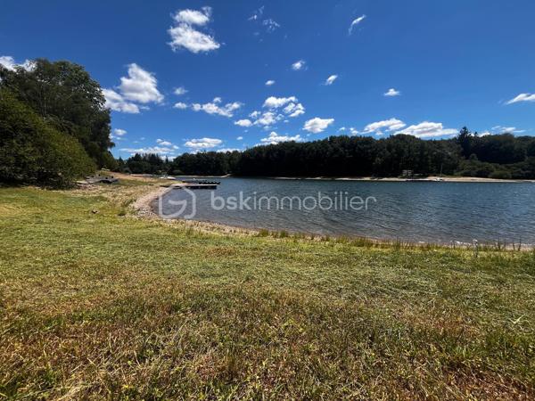 Offrez-vous un véritable coin de paradis au bord du lac de Pareloup.

Situé en première ligne, les pieds dans l’eau, ce terrain de loisirs bénéficie d’un accès direct au lac, d’une vue imprenable sur l’eau et d’un environnement naturel préservé.

En partie ombragé, il offre un cadre idéal pour profiter des beaux jours en toute sérénité. Ici, le calme, la nature et l’accessibilité se conjuguent parfaitement pour créer un lieu unique, propice à la détente, aux loisirs et aux moments partagés en famille ou entre amis.

Les atouts :
* Première ligne sur le lac de Pareloup
* Accès privé au lac
* Vue panoramique exceptionnelle
* Terrain en partie ombragé
* Environnement calme et naturel
* Un emplacement rare et recherché

Les opportunités de ce type sont extrêmement rares sur le lac de Pareloup.

Pour plus d’informations ou organiser une visite, contactez-moi dès maintenant.