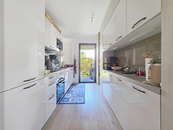 Appartement T4 avec double extérieur, stationnement et calme rare - Centre ville