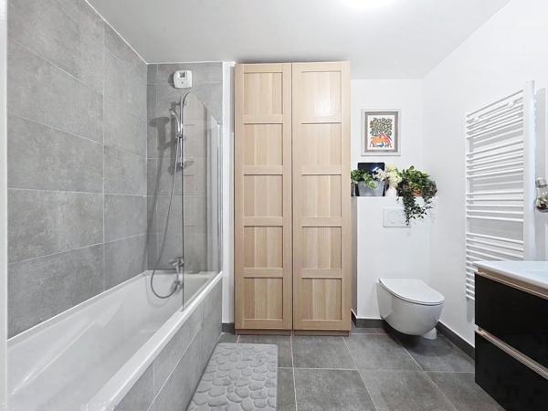 Appartement T4 avec double extérieur, stationnement et calme rare - Centre ville