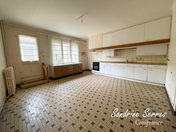 A vendre ALZONNE maison 8 piéces sur 299 m² environ, grenier, garage et cour intérieure .