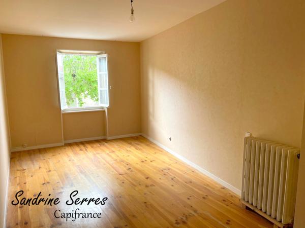 A vendre ALZONNE maison 8 piéces sur 299 m² environ, grenier, garage et cour intérieure .