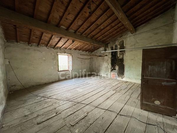 A vendre ALZONNE maison 8 piéces sur 299 m² environ, grenier, garage et cour intérieure .