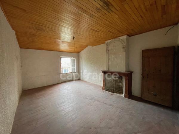 A vendre ALZONNE maison 8 piéces sur 299 m² environ, grenier, garage et cour intérieure .