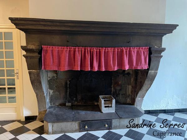 A vendre ALZONNE maison 8 piéces sur 299 m² environ, grenier, garage et cour intérieure .