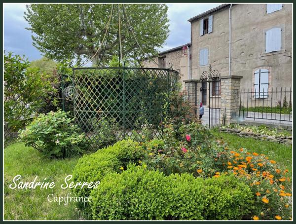 A vendre ALZONNE maison 8 piéces sur 299 m² environ, grenier, garage et cour intérieure .