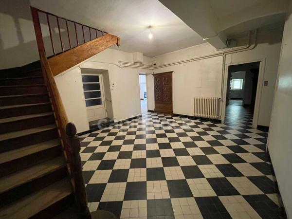 A vendre ALZONNE maison 8 piéces sur 299 m² environ, grenier, garage et cour intérieure .
