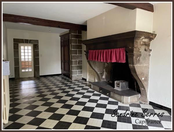 A vendre ALZONNE maison 8 piéces sur 299 m² environ, grenier, garage et cour intérieure .