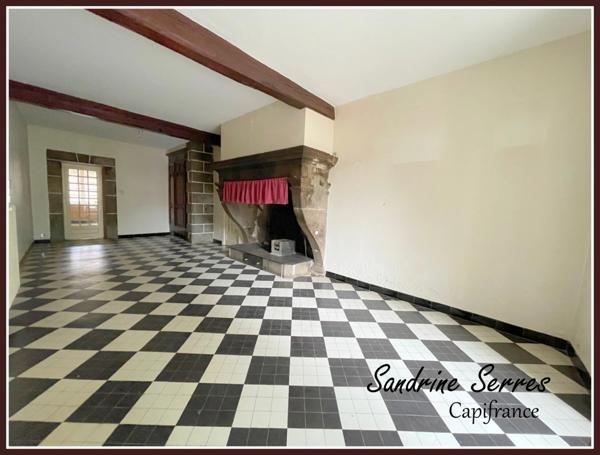 A vendre ALZONNE maison 8 piéces sur 299 m² environ, grenier, garage et cour intérieure .