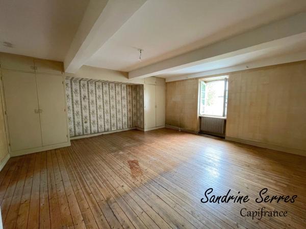 A vendre ALZONNE maison 8 piéces sur 299 m² environ, grenier, garage et cour intérieure .