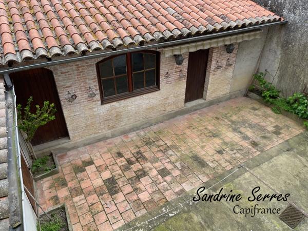 A vendre ALZONNE maison 8 piéces sur 299 m² environ, grenier, garage et cour intérieure .