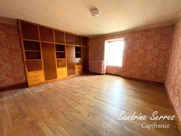 A vendre ALZONNE maison 8 piéces sur 299 m² environ, grenier, garage et cour intérieure .