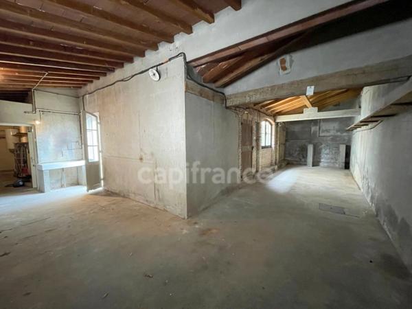 A vendre ALZONNE maison 8 piéces sur 299 m² environ, grenier, garage et cour intérieure .