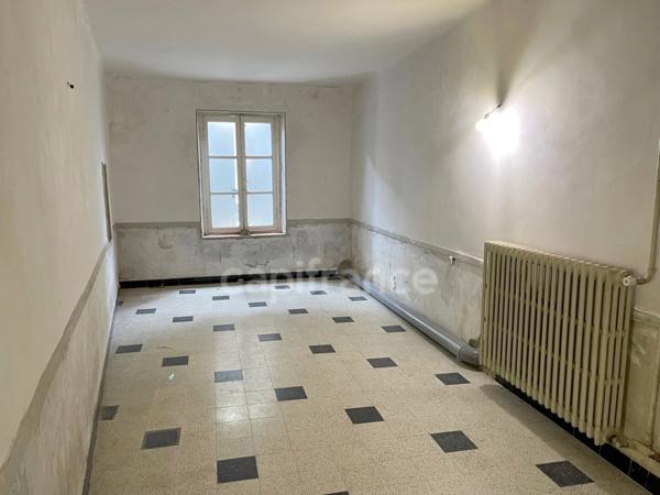 A vendre ALZONNE maison 8 piéces sur 299 m² environ, grenier, garage et cour intérieure .
