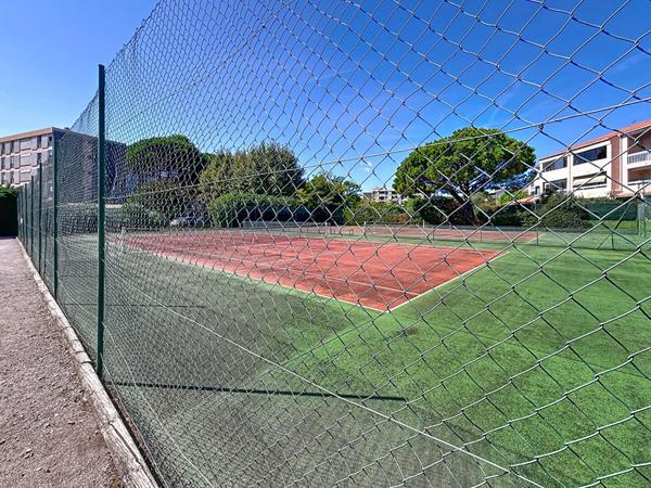 FREJUS, STUDIO, COIN NUIT, CAVE, PARKING, PISCINE ET TENNIS