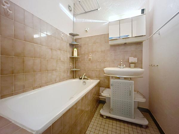 FREJUS, STUDIO, COIN NUIT, CAVE, PARKING, PISCINE ET TENNIS