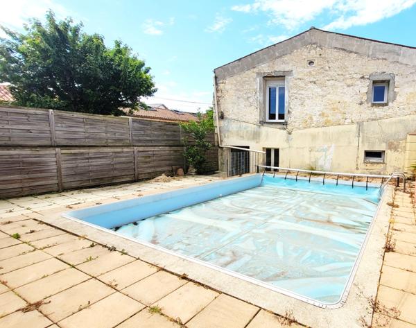 Surgères maison 4 pièces avec dépendances et piscine
