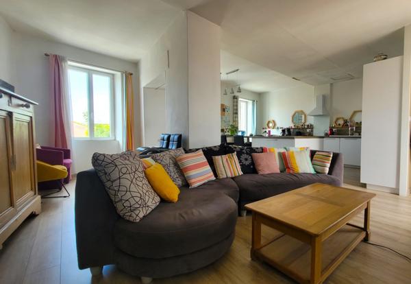 Surgères maison 4 pièces avec dépendances et piscine