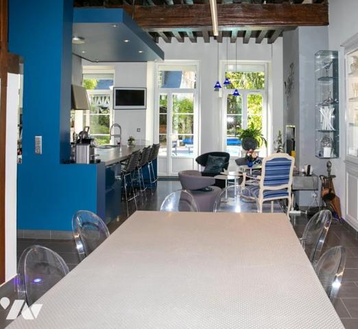 Superbe maison plein centre ville en parfait état avec piscine et garage. Grande pièce de vie 80m²