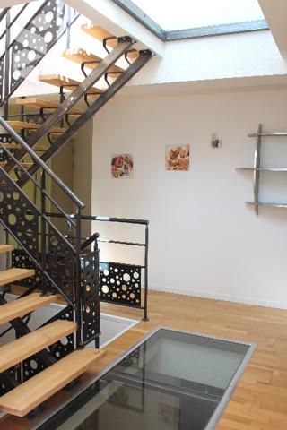 Duplex de 146m² avec cour intérieure, une terrasse attenant à la cuisine à l'étage et toit-terrasse
