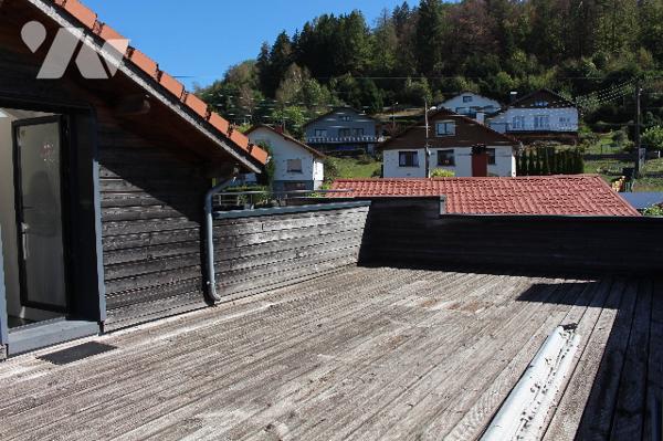 Duplex de 146m² avec cour intérieure, une terrasse attenant à la cuisine à l'étage et toit-terrasse