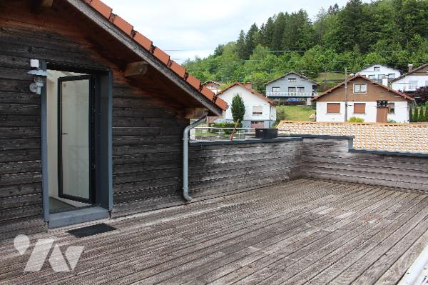 Duplex de 146m² avec cour intérieure, une terrasse attenant à la cuisine à l'étage et toit-terrasse