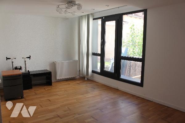 Duplex de 146m² avec cour intérieure, une terrasse attenant à la cuisine à l'étage et toit-terrasse