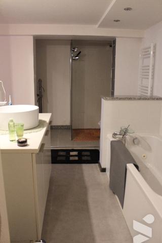 Duplex de 146m² avec cour intérieure, une terrasse attenant à la cuisine à l'étage et toit-terrasse