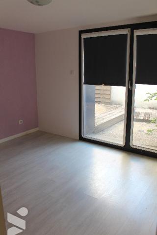 Duplex de 146m² avec cour intérieure, une terrasse attenant à la cuisine à l'étage et toit-terrasse