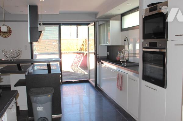 Duplex de 146m² avec cour intérieure, une terrasse attenant à la cuisine à l'étage et toit-terrasse