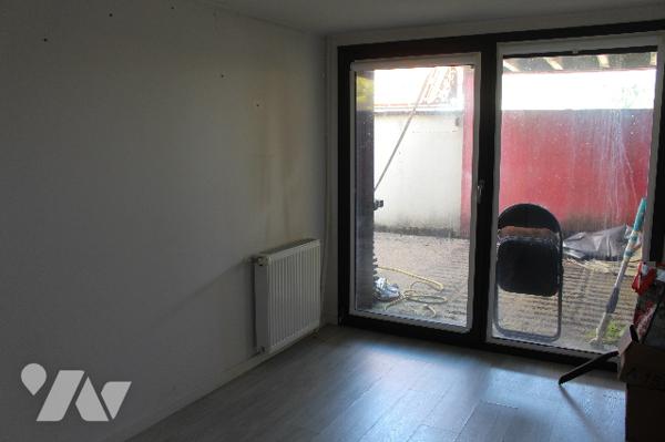 Duplex de 146m² avec cour intérieure, une terrasse attenant à la cuisine à l'étage et toit-terrasse