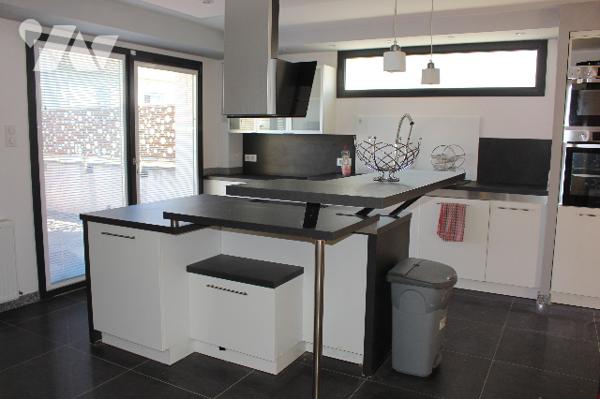 Duplex de 146m² avec cour intérieure, une terrasse attenant à la cuisine à l'étage et toit-terrasse