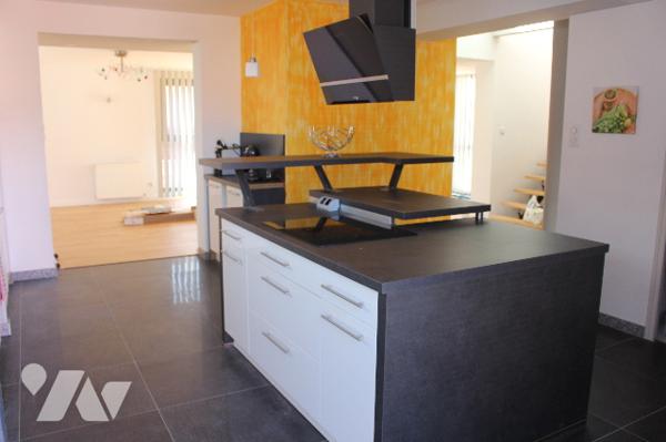 Duplex de 146m² avec cour intérieure, une terrasse attenant à la cuisine à l'étage et toit-terrasse