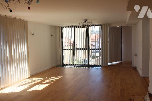 Duplex de 146m² avec cour intérieure, une terrasse attenant à la cuisine à l'étage et toit-terrasse