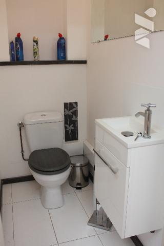 Duplex de 146m² avec cour intérieure, une terrasse attenant à la cuisine à l'étage et toit-terrasse