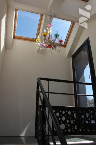 Duplex de 146m² avec cour intérieure, une terrasse attenant à la cuisine à l'étage et toit-terrasse