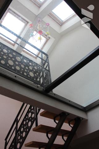 Duplex de 146m² avec cour intérieure, une terrasse attenant à la cuisine à l'étage et toit-terrasse