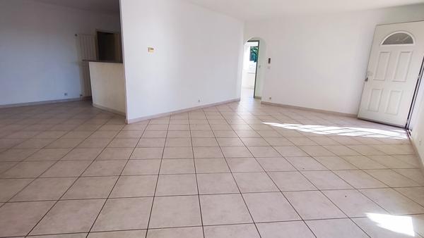 Maison avec jardin paysagé, terrasses et piscine – quartier Le Rieu Alès (30100)