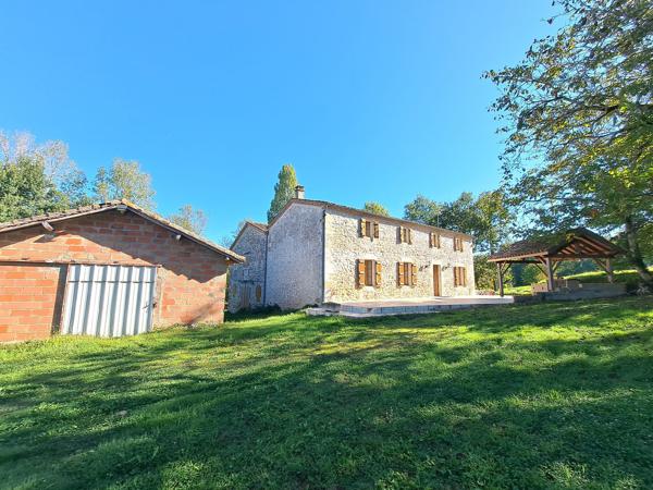 Belle Propriété en Pierre Isolée avec Potentiel d'Aménagement
