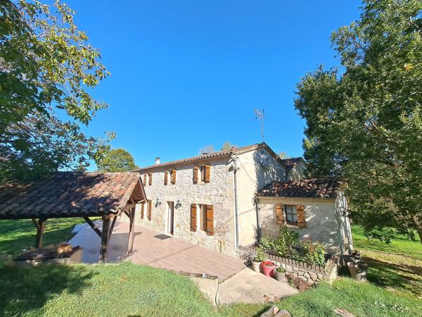 Belle Propriété en Pierre Isolée avec Potentiel d'Aménagement