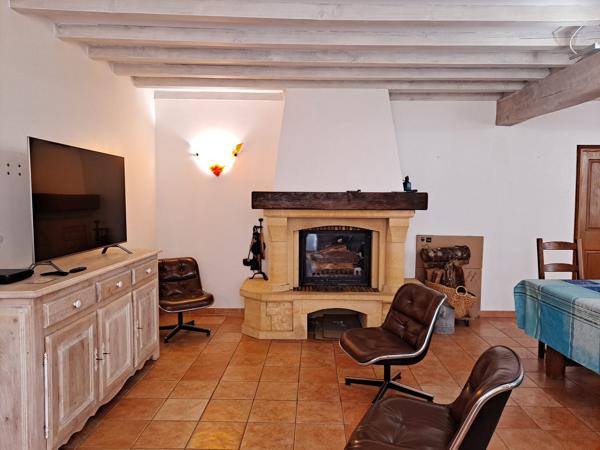 Belle Propriété en Pierre Isolée avec Potentiel d'Aménagement