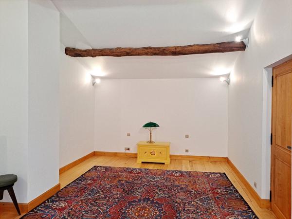Belle Propriété en Pierre Isolée avec Potentiel d'Aménagement