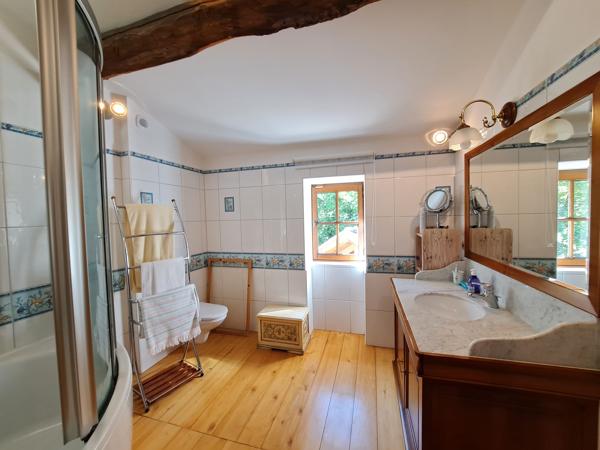Belle Propriété en Pierre Isolée avec Potentiel d'Aménagement