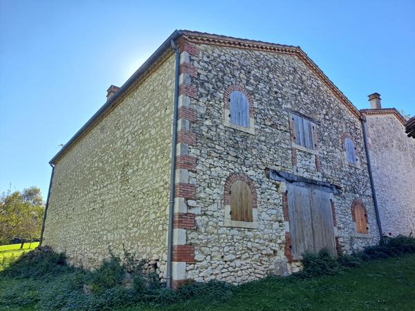 Belle Propriété en Pierre Isolée avec Potentiel d'Aménagement