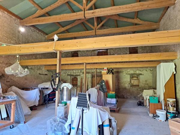 Belle Propriété en Pierre Isolée avec Potentiel d'Aménagement