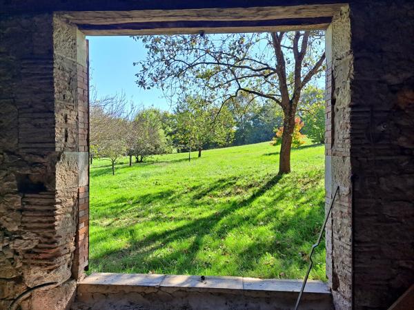 Belle Propriété en Pierre Isolée avec Potentiel d'Aménagement