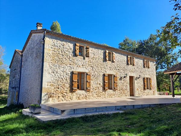 Belle Propriété en Pierre Isolée avec Potentiel d'Aménagement