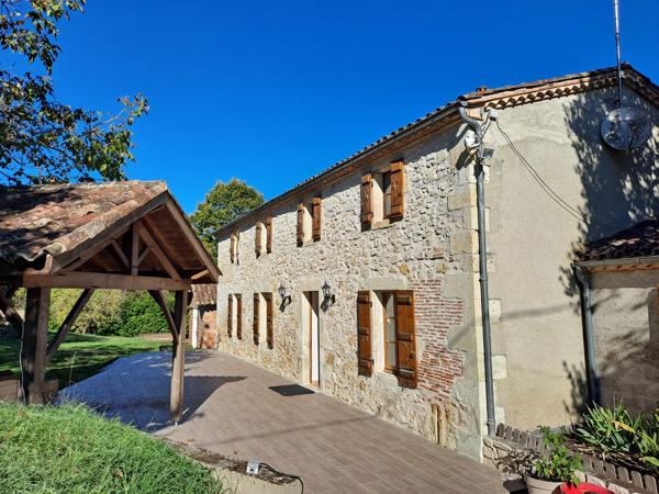 Belle Propriété en Pierre Isolée avec Potentiel d'Aménagement