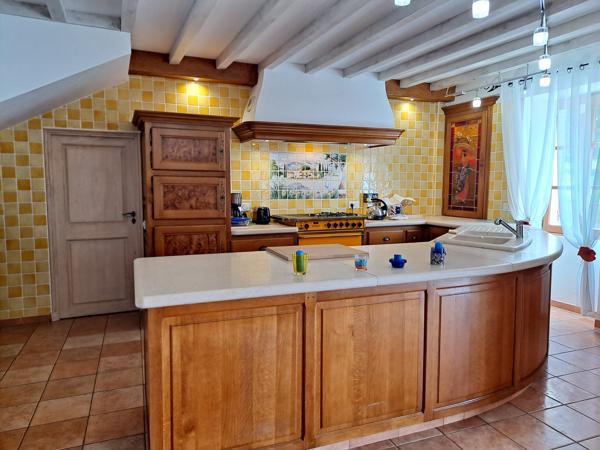 Belle Propriété en Pierre Isolée avec Potentiel d'Aménagement